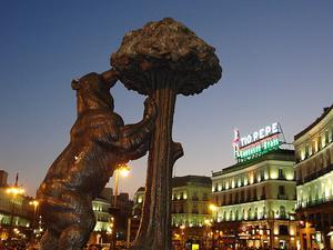 Statue of the Bear and the Strawberry Tree